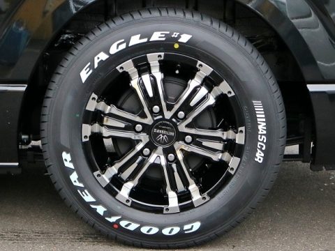 ロクサーニ：バトルシップII × Goodyear：ナスカー