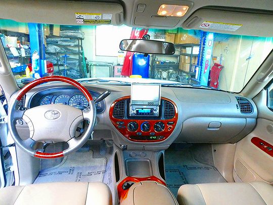 ベージュレザー内装　５人乗り　コラムシフト　ＣａｒｒｏｚｚｅｒｉａＨＤＤナビ　運転席パワーシート　クルーズコントロール　