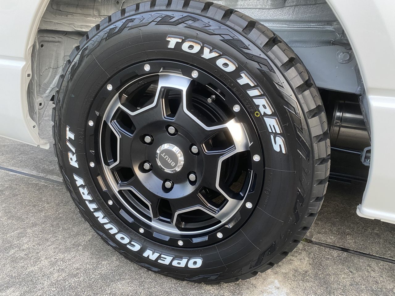 待望のオフロードタイヤ 車検対応 Toyo オープンカントリーrt ハイエース専門店の車中泊 アウトドアビークル Flexdream Blog