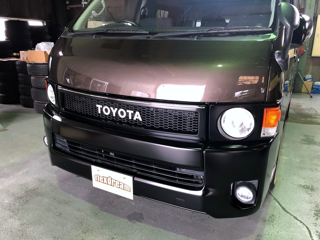 生産終了の特別仕様専用カラーでオールペイント 更にfd Classic丸目換装でレトロな旧車ライクにハイエースワゴン製作中 ハイエース好きなんだもん ハイエース専門店blog Flexdream Blog
