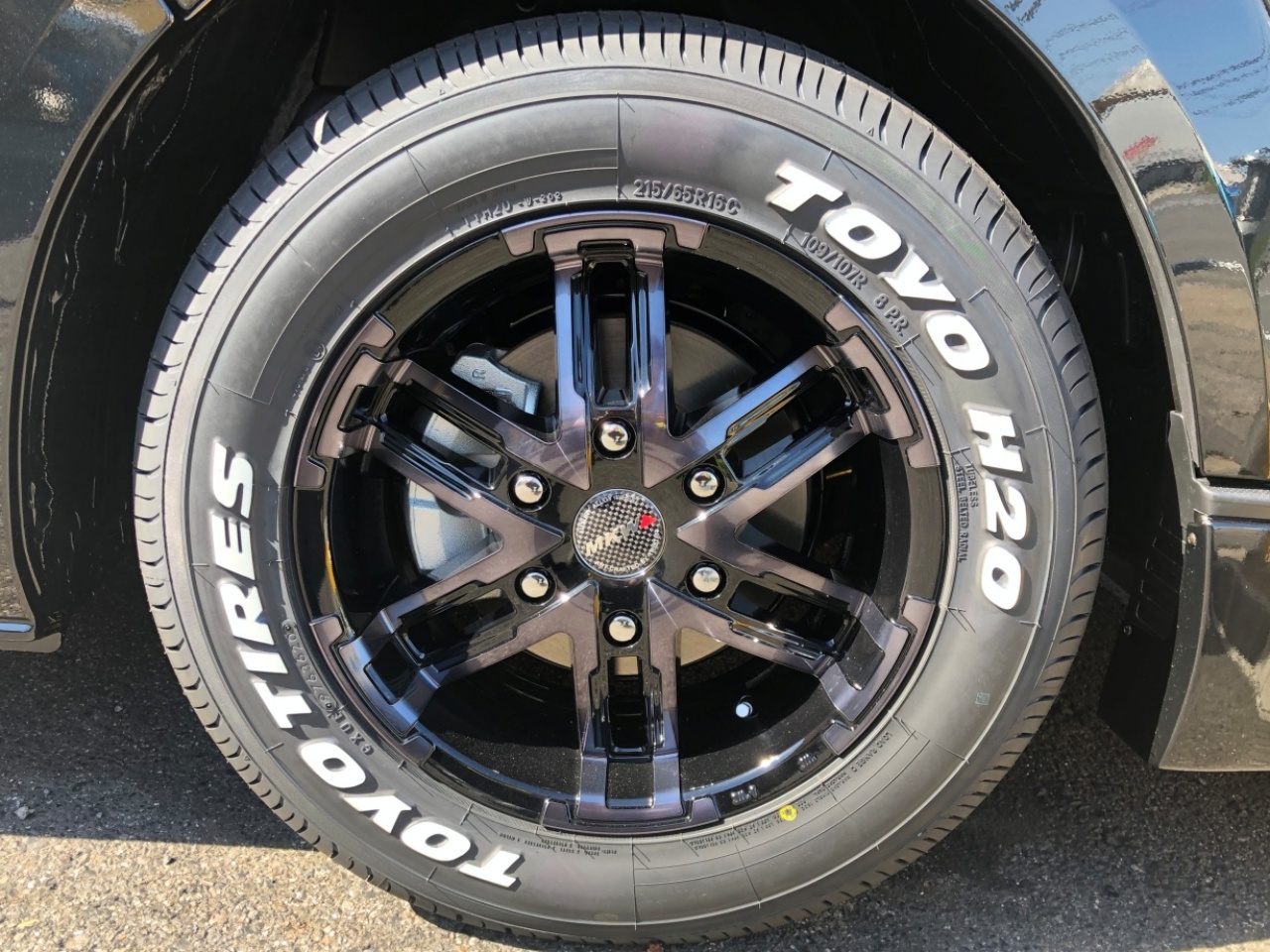 NewデザインのTOYOタイヤ：H20も取り付け済み！ 新車ハイエースバン