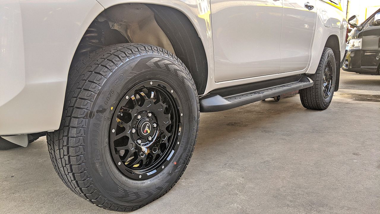 ハイラックスにTHULE ルーフラック&スタッドレスタイヤの取り付け