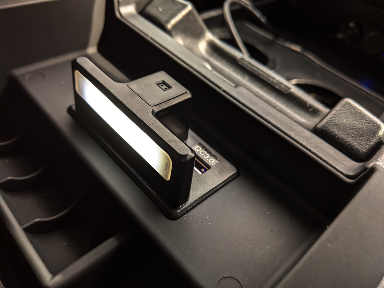 200系ハイエース用ヴァレンティ・センターコンソール専用ワイアレス充電！｜ハイエース専門店の車中泊できる街乗り仕様｜flexdream blog