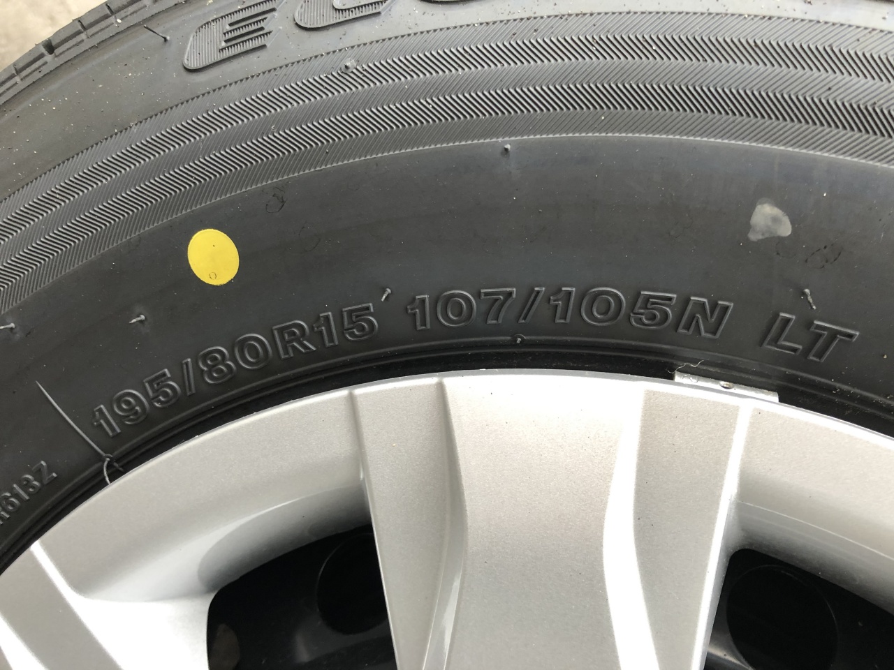 ハイエース  タイヤ ハイエース純正サイズでこんなにカスタム感出るタイヤある\u2049️しかも車検対応やで\u203c️