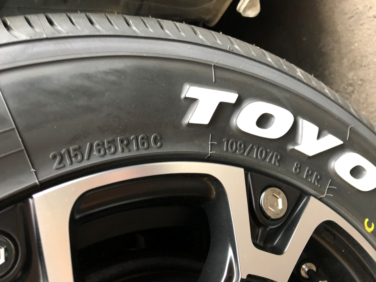 ハイエースバンのタイヤを選ぶ上で避けて通れない！？ | ロードインデックス（荷重指数）について｜ハイエース好きなんだもん  ハイエース専門店BLOG｜flexdream blog