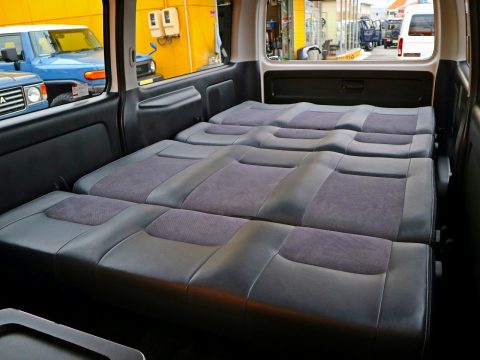 車中泊も可能なフルフラット展開