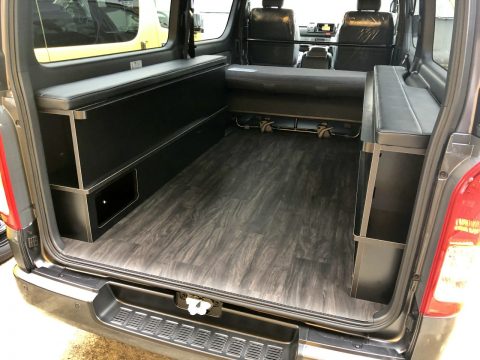 マットをしまえば背の高い荷物も積載できます マットをしまえば背の高い荷物も積載できます