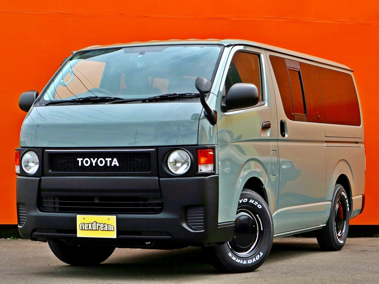 丸目フロントフェイスには2種類のエンブレムが Toyotaロゴ2パターンの違いを解説 ハイエース好きなんだもん ハイエース専門店blog Flexdream Blog