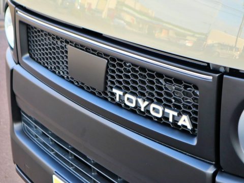 中央にセンサー、TOYOTAロゴは端に