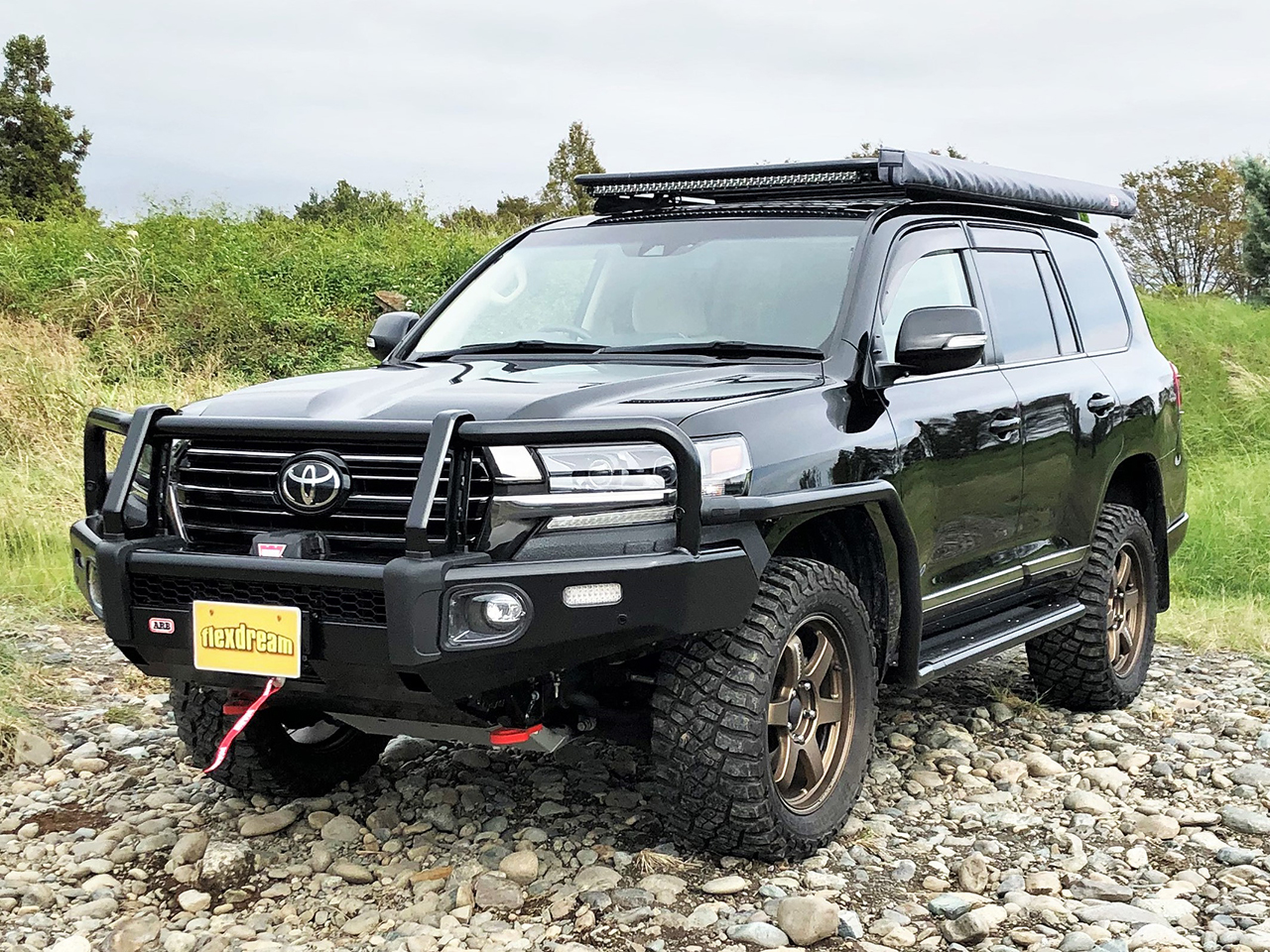 人気▲ランドクルーザー200 バンパーガード カスタムパーツ LAND CRUISER リアプロテクター リヤバンパーステップガード ランクル 200 バンパー（カラーブラック）（車用品・バイク