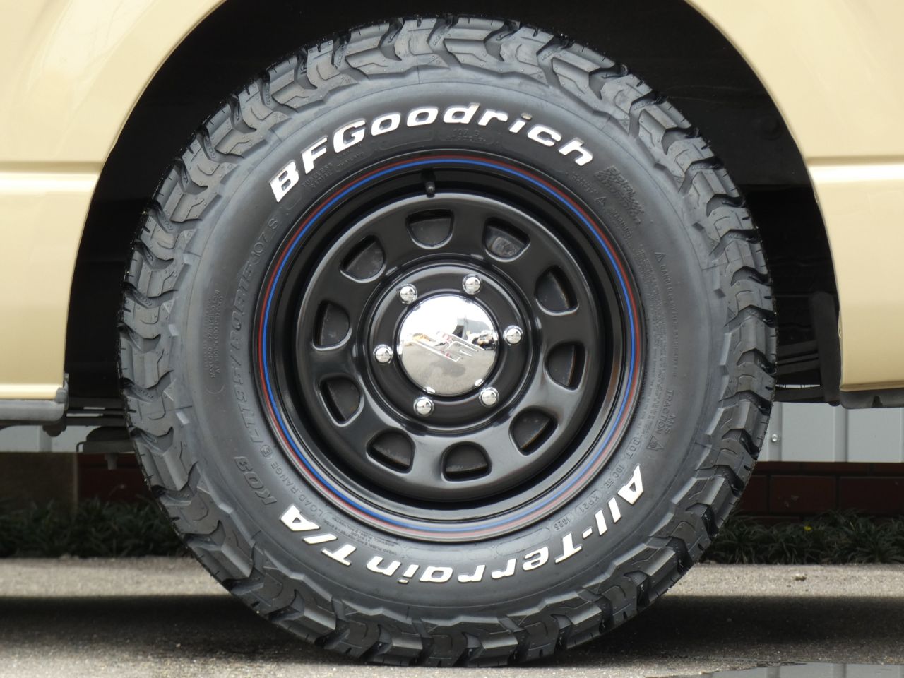 人気のBFGoodrich KO3に新サイズ設定！ハイエースバンでも車検対応の195/80R15・107Sがリリース♪装着済み展示車 ハイエースバン S-GL 4WDのご紹介♪