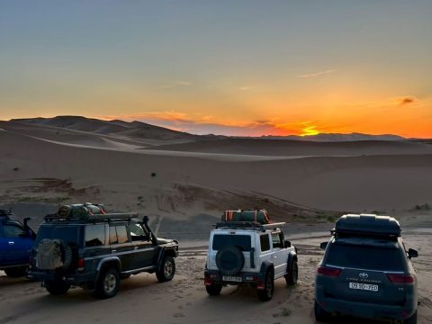 ホンゴル砂丘 夕日 ARB カスタム ランクル ジムニー 探検隊 絶景