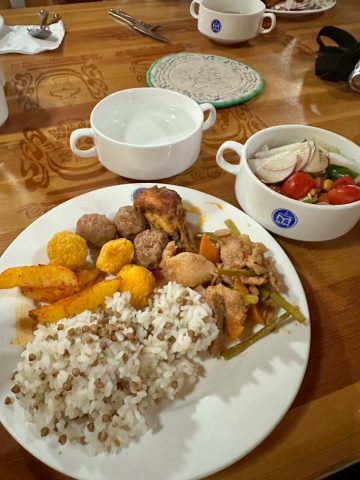 モンゴル 宿 晩餐 バイキング 夕食 仲間 旅の終わり