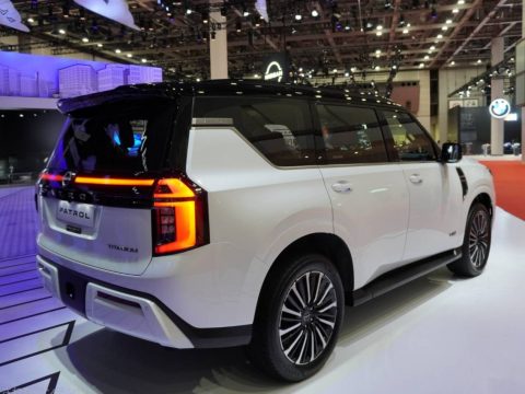 新型日産パトロール リアビュー オフロードSUV展示車