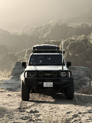 landcruiser-250-arb-summit-esperance-basrack-offroad-frontview ランクル250がARBサミットバンパーとエスペランスRTTを装着し、山間のオフロードで停車しているフロントショット